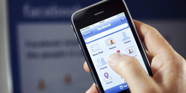 celular mostrando o aplicativo do facebook