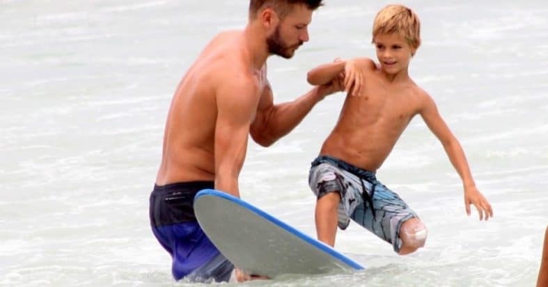 Rodrigo Hilbert ensinando seu filho a surfar