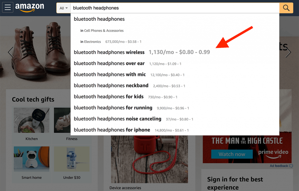 Busca no site da Amazaon por "bluetooth headphones" mostrando ao lado o possível preço do item