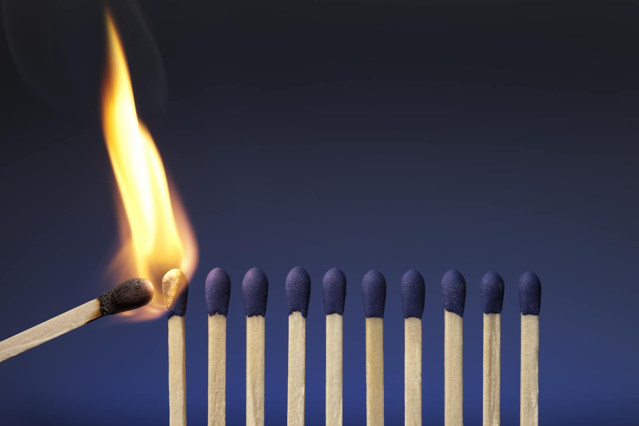 Fileira de fósforos sendo queimados, representando a síndrome de burnout