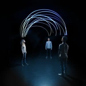 Pessoas olhando para arcos de luz, representando a troca de experiências online