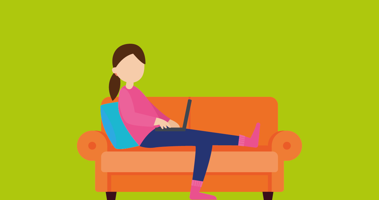 Mulher deitada no sofá navegando por diferentes Opções para trabalhar como redator na internet