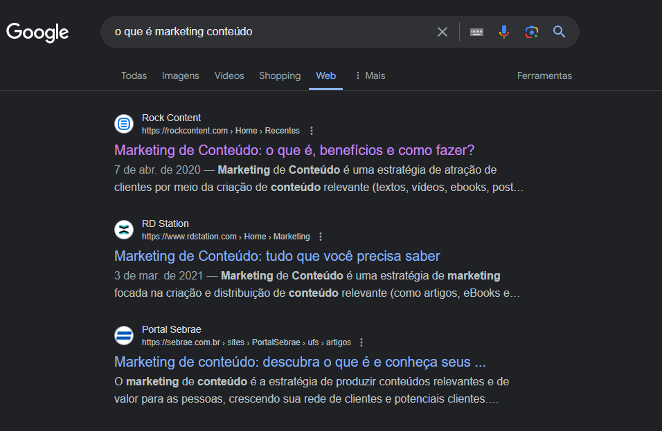 Captura de tela mostrando o resumo gerado com IA para a palavra-chave 'o que é marketing de conteúdo', com a lista de links azuis (o modo tradicional da SERP).